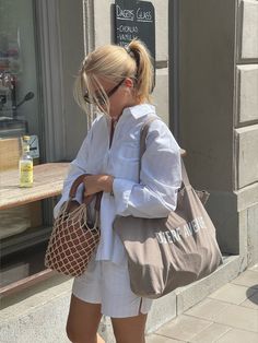 Tote Bag Oat | Djerf Avenue | Djerf Avenue Tote Bag Aesthetic Outfit, Makeup Bag Aesthetic, Staple Tops, Djerf Avenue, French Street Fashion, Effortless Outfit, Scandinavian Fashion, Bag Aesthetic, Fashion Tote Bag