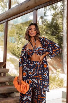 Conjunto viscose 3 peças estampa digital kimono calça 	Tamanho único e veste até 42. 	ATENÇÃO: existe uma possibilidade de variação mínima nos tons das peças devido à variação de fio, ao ângulo, iluminação e filtro das fotos. Lily, Yellow