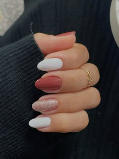 Marrom: impala ana castela toca o berrante Branco: bianco puríssimo risque Gliters: as mil purpurinas risque e gliter impala dourado November Nails, Elegant Nails, Nail Paint, Nail Inspiration