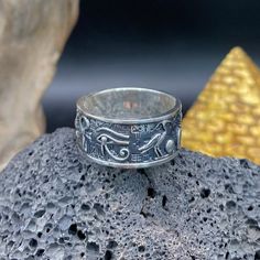 🐬Product Name：925 Silver Embossed Egyptian Gods Horus Anubis Ring 🐬Material：Silver 🐬Band color：Silver 🐬Style：Horus,Anubis ,retro 🐬Personalized：Yes 🐬Recycled：Yes 🐬Occasion : Anniversary / Daily / Wedding / Gift / Party/birthday/Valentine's Day/Engagement/Mother's Day/Father's Day 🐬Metal:Silver 🐬Metal Color:Silver 🐬Style:Gothic,vintage,retro,fashion,art decor 🐬About Size:Thick:about 0.2cm Size:height about 1cm Weight:about 7.5-10.5g We can provide personalize ring sizes of 7-12 US size, if you need other sizes, please contact customer service in advance to customize for you, thank you Personalized：Our rings can be engraved with your custom name, or a date that is Commemorative significance special to you 💎About customize Jewelry💎 1. Tell the customer service the customized jewel Anubis Ring, Vintage Retro Fashion, Finger Band, Gothic Vintage, Index Finger, Retro Men, Band Jewelry, Egyptian Gods, Handmade Rings