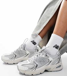 Schoenen van New Balance Exclusief bij Asos Model met laag profiel Met treklusje aan achterkant om makkelijk aan te trekken Sluit met veters Gewatteerde tong en kraag Kenmerkend New Balance-logo ABZORB-tussenzool absorbeert schokken door middel van een combinatie van demping en compressieweerstand Loopzool van slijtvast rubber Gripprofiel met textuur New Balance 530 Trainers, City Break Outfit, Balance Logo, Formal Dress Shops, Trainer Heels, Running Trainers, Logo New, Gym Gear, Wide Jeans