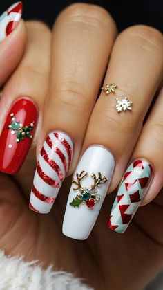 Get inspired by simple aesthetic Christmas nails with winter designs Explore trendy art ideas for natural neutral and subtle short chic nails Find simple trendy and cute winter nail designs for your holiday inspiration