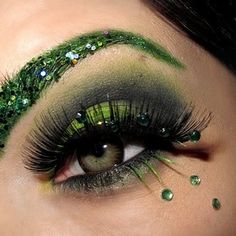 Normally not into glitter brows. That said, I like this, and I would wear it for Halloween or a costume party. Poison Ivy Makeup, Carnaval Make-up, Glitter Brows, Party Eye Makeup, Fantasy Make-up, Party Eyes, Witch Makeup, Fest Outfits, Green Eyeshadow