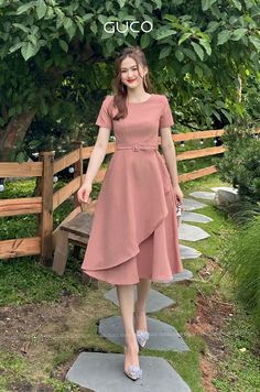 Đầm xòe đắp tà kèm Belt 4139 - Hồng Beautiful Frocks, Casual Frocks, Simple Frocks, Fashion Top Outfits, Beautiful Dress Designs, Korean Fashion Dress, Designer Dresses Casual, Frock Design, Maxi Skirts