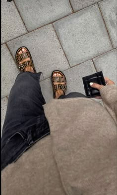 Fendi Sandals, Adrette Outfits, Into Fashion, Dress Rental, Autumn Outfits, Mode Inspo, Looks Style, Mode Inspiration, Ethical Fashion