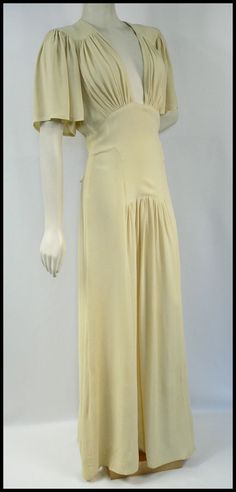 Ossie Clark ivory dress.  This fabric makes it so much easier to see the construction details of this dress. Vintage Fashion 50s, At Home Fashion, Dress Up Storage, Flamboyant Fashion, Fashion 50s, Hippie Culture