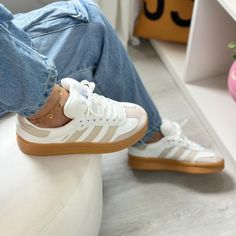 Cute Women Sneakers, Shoe Inspo Converse, Platform Sambas Outfits, Adidas Vl Court Outfit, Young Adult Outfits Casual, Joshua Tree Outfit Ideas Winter, Outfits With Addis Sambas, Cute Tennis Shoes Outfit, Spring Outfits Sneakers