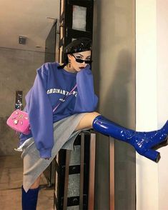 Blue Boots Outfit, Bratz Aesthetic, Beret Hats, Colorful Outfits, Power Colors, Blue Boots, Looks Style, Boots Outfit, Outfits Casuales