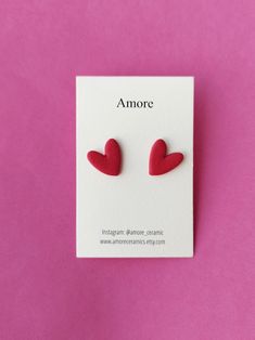 LOVE Pendientes de corazón hechos a mano con AMORE ❤️ Descubra mi colección de aretes con forma de corazón, cada uno de ellos elaborado a mano de forma única. Pongo amor y cuidado en cada par, asegurándome de que sean tan especiales como usted. Todos los aretes, incluidos estos aretes en forma de corazón, están elaborados con materiales hipoalergénicos 🌿. Disfruta usándolos sin preocupaciones, incluso si tienes la piel sensible. Estos pendientes de corazón van más allá de meros accesorios; son Polymer Clay Heart Earrings As Valentine's Day Gift, Polymer Clay Heart Earrings For Valentine's Day Gift, Polymer Clay Heart Earrings As Gift, Heart-shaped Polymer Clay Earrings For Gifts, Valentine's Day Gift Polymer Clay Heart Earrings, Handmade Red Heart Earrings For Valentine's Day, Heart-shaped Earrings For Everyday Valentine's Day, Heart-shaped Earrings For Valentine's Day, Handmade Everyday Earrings For Valentine's Day