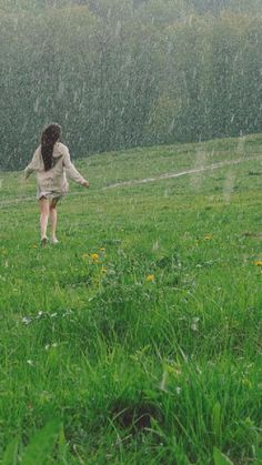 Girl In Rain, Running In The Rain, Rain Photo, Rainy Day Aesthetic, I Love Rain, Fotografi Vintage, Love Rain, Spring Rain, Summer Rain