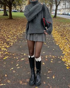 ليلو وستيتش, 00s Mode, Rok Outfit, Rok Mini, Skandinavian Fashion, Neue Outfits, Trendy Fall Outfits, Looks Black