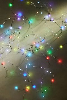 there are many lights that are on the wall in the room and it looks like they have some kind of wires attached to them