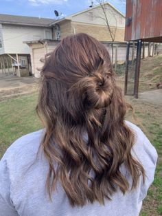 Mid Back Length Hair Straight, Aesthetic Half Up Half Down Hair, Half Up Half Down Hairstyles For School, Hair Styles For Brown Hair, Wavy Half Up Half Down, Half Up Half Down Hair Bun, Cute Half Up Hairstyles, Hairstyles Half Up