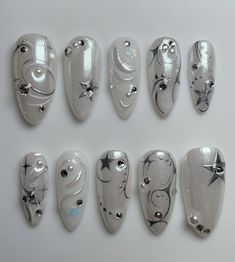 Adoptez l'ambiance nostalgique des années 2000 avec notre jeu d'ongles à presser inspiré de l'an 2000 ! ?? Préparez-vous à canaliser la fashionista qui sommeille en vous avec ces ongles à presser adorables, chics et tellement mignons qui crient le style de l'an 2000 ! ?? Chaque ongle est méticuleusement conçu pour refléter l'essence du début des années 2000, avec des couleurs vives, des motifs ludiques et une touche de style rétro. Ces clous à presser sont l'accessoire DIY parfait pour rehausser votre look sans effort. Que vous aimiez les roses chewing-gum, les violets pastel ou les motifs originaux, notre lot de clous de l'an 2000 propose une collection variée qui s'adapte à toutes les humeurs et à toutes les tenues. ?? Matériau : je ne travaille qu'avec des matériaux de haute qualité pou Reflective Nails, Violet Pastel, Metallic Eyes, Aesthetic Nails, Nails Cute, Y2k Nails, Nails White, Nails Black, Star Nails