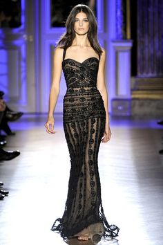 Zuhair Murad Spring 2012: I love the silhouette of this dress and the embroidery. The wide sweetheart neckline looks great with the silhouette. Gala Outfits, Black Gowns, Chef Kiss, Fab Frocks, Bodycon Gown, Zuhair Murad Haute Couture, Couture Looks, Dressy Fashion, Zuhair Murad