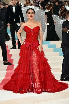 Salma Hayek 2023 Met Gala Red Corset Strapless Ruffled Dress Gala Outfit, Rachel Brosnahan, Red Corset, Red Carpet Gowns, Nude Dress, Anna Wintour, Ruffled Dress, Bustier Dress, Jessica Chastain