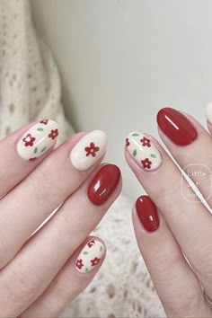 Os segredos para ganhar de R$ 2 mil a R$ 5 mil por mês como designer de unhas.Se você é apaixonada por unhas e busca uma oportunidade para ganhar dinheiro fazendo o que ama,se tornar uma designer de unhas pode ser a escolha certa para você. Nail Designs Roses Flower, Red White Nails Short, One Color Nails Short, Cute Nails For Winter Simple, Short Nails Simple Design, Short Nail Designs Almond, Nail Art Red And White, Nails Cute Korean, Gel Nails Korean