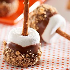 I’m checking out a delicious recipe for S'more Marshmallow Pops Recipe from Kroger! Thanksgiving Marshmallow Treats, S’more Marshmallow Pops, Smore Marshmallow Pops, Smores Marshmallow Pops, Marshmellow Treats, Marshmallow Pops Recipe, Smores Pops, Salty Treats