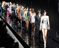 Kendall Versace, Versace Models, Runway Aesthetic, Mode Gossip Girl, Silver Mini Dress, Chic Black Dress, Fashion Dream Job, Versace Runway, Model Runway