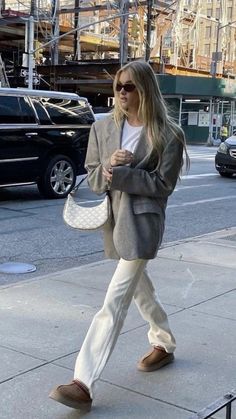 Hailey Rhode Baldwin, New York Outfits, Estilo Indie, Skandinavian Fashion, Casual Chique, Uggs Outfit, Blazer Outfit, Sarah Jessica Parker, Looks Chic