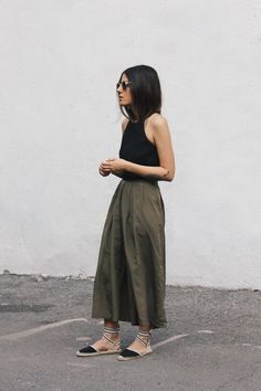 Minimalist Moda, Lace Up Espadrilles, Look Retro, Summer Work Outfits, Outfit Trends, Look Casual