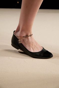 Chanel Spring 2022, Lux Fashion, Shoes Trends, Chanel Flats, Jewellery Trends, Shoes Heels Classy, Spring Sandals, Art Consultant, Bags And Shoes