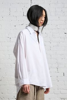 Color: White Classic drop neck shirt Front pocket/ button up Oversized - Order size down Model is 5’11” and wearing size M Bust 34”; waist 24”; hips 35” Machine wash cold, Do not tumble dry 100% Cotton Imported R13W7469-001 R13 Denim, Style Inspiration Fall, Leather High Tops, Designer Shirts, Oxford Shirt, Womens Fall, Men's Collection, Neck Shirt, Front Pocket