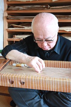 National Living Treasure of Japan, Kiju Fukuda (1932~1997), embroidery artist of kimono Focus Concentration, Embroidery Kimono, Turning Japanese, Working Hands, Art Appliqué, Japanese Embroidery, Japanese Silk, Japanese Crafts