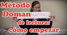 a woman holding up a sign with the words metodo dona de lectura como empezar