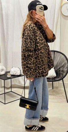 Leopard 2024 Trend, Leopard Print Jacket Outfit Winter, Leopard Print Winter Outfits, Leo Style Outfits, Cheetah Jacket Outfit, Leopard Jeans Outfit 2024, Cheetah Coat Outfit, Cheetah Print Coat Outfits, Cheetah Outfit Ideas