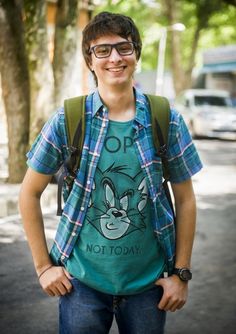 Segundo a estilista Julia Ayres, o personagem, com seu jeito nerd de ser, usa e abusa das sobreposições, com o estilo voltado para o Geek Street. Nerd Guy Aesthetic, Nerd Aesthetic, Nerd Outfits, Fashion Identity, Nerdy Outfits, Geeky Fashion