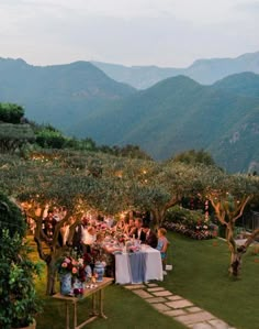 At a picturesque villa, situated in the rolling hills of Tuscany, Sophie and Valentin celebrated their wedding in classic Italian fashion - charcuterie, plenty of wine, and olives alfresco. Destination Wedding Reception, Belmond Hotels, Desain Pantry, Desi Wedding, Wedding Cake Designs, Wedding Goals, Italian Wedding, Wedding Aesthetic, Dreamy Wedding