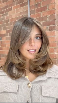 Mid Length Middle Part Hair, Short Collarbone Length Hair, Sydney Sweeney Short Hair 2024, Short Layered Brunette Hair, Eloise Mummé Hair, Layered Haircuts For Medium Hair 2024, Butterfly Cut Fine Hair, 90s Layered Lob, Mouse Brown Hair With Highlights