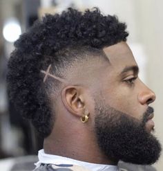 32 Cortes de Cabelos Masculinos para 2021 Black Mohawk Hairstyles, Black Man Haircut Fade, Top Fade Haircut, Curly Mohawk Hairstyles, Mohawk For Men, Black Men Haircut, 2019 Hairstyles, Mohawk Haircut, Mohawk Hairstyles Men