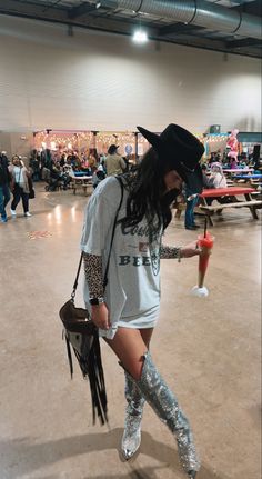 Birthday Outfit Ideas Curvy, Barrett Jackson Auction Outfit, Birthday Party Outfit Ideas Winter, Grunge Rodeo Outfits, Nashville Fits Winter, What To Wear To Rodeo Outfits, All Black Rodeo Outfit, Brunch In Nashville Outfit, Baddie Rodeo Outfits