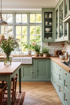 Sage Green Kitchen Cabinets: A Fresh Take on a Classic Look Green Kitchens, Серая Кухня, Sage Green Kitchen, Green Kitchen Cabinets, Eclectic Kitchen, Green Cabinets, Kitchen Inspiration Design, Cottage Kitchen, Green Kitchen