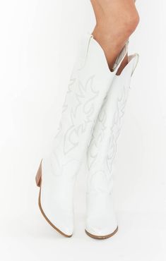 Stand out from the crowd with this statement, Western inspired long boot. Established in 2009, Billini is a leading Australian women’s footwear brand. The brand has fast become the go-to destination for the latest fashion footwear at accessible price points. Wedding Cowgirl Boots For Bride, Cowboy Boots White, Country Wedding Pictures, Cowgirl Boots Wedding, White Cowgirl Boots, How Many Bridesmaids, Boots 2020, White Cowboy Boots, Bachelorette Party Outfit