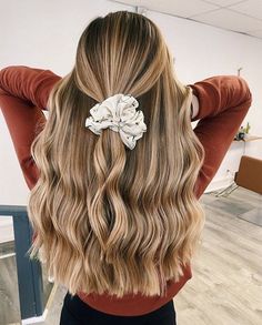 Peinados Fáciles Para Cabello Corto, Brown Blonde Hair, Yoga Photography, Long Wavy Hair, Hair Stuff, Aesthetic Hair