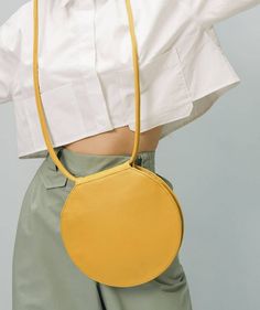 Si eres de las que busca llevar piezas originales, pero también atemporales, versátiles, y cómodas, te vas a enamorar del "Round Fanny Yellow".  Un bolso 100% en cuero con un diseño innovador que puedes llevar como manos libres, cruzado o al hombro, como te sientas más cómoda.  Este bolso está diseñado con 2 tapas circulares, para que organices mejor tus cosas y las lleves de forma segura. El tono amarillo brillante hace que destaque y se convierta en el centro de atención de cualquier atuendo. Everyday Tote Bag, Everyday Tote, Market Bag, Blue Bags, Tote Bag, Yellow, Color