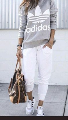 Looks Adidas, Chique Outfit, Look Adidas, Joggers Outfit, Legging Outfits, Adidas Sweatshirt, Adidas Outfit, Athleisure Outfits