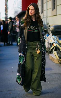 The Street Style Set Debut 2017's Biggest Trends Over in Milan via @WhoWhatWearUK Kimono Outfit, Mode Kimono, Looks Street Style, Street Style Trends, Women Street, Fashion Weeks, Street Style Inspiration, Green Pants, Fall Street Style