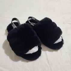 Keep Your Little Girl Cozy And Stylish With These Ugg Fluff Yeah Slides. With A Slip-On Design And Ankle Strap, These Shoes Are Perfect For Casual Occasions And Feature A Molded Rubber Sole For Maximum Comfort. The Black Fuzzy Material Adds A Touch Of Flair To Any Outfit, Making Them Perfect For Any Season, Whether It's Winter Or Summer. These Ugg Slippers Are Perfect For Girls Who Love Walking And Need Maximum Cushioning, And The Fluff Yeah Theme Adds A Playful Touch To Any Outfit. Ugg Fluff Yeah Slides, Slippers Outfit, Green Slippers, Boys Slippers, Baby Uggs, Red Slippers, Pink Slippers, Black Uggs, Sheepskin Slippers