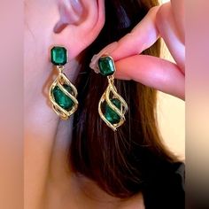 New Emerald Green Gold Dangling Earring Small Earrings Gold, Animal Print Earrings, Classy Earrings, Embellished Fashion, Modern Gold Jewelry, Fancy Earrings, Jewelry Accessories Ideas, Rhinestone Decor, Fancy Jewellery