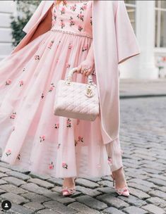 20+ Ways to Style Pink Winter Coats (From a Cozy Girlie to a Parisian Dreamer) - The Mood Guide Elegant Feminine Outfits, Elegant Feminine Style, Fall Nyc, Pink Cape