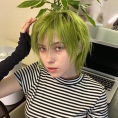 Hair Dye Ideas Short Hair, Short Green Hair, Punk Japanese, Star Girl Aesthetic, 2000s Y2k Aesthetic, Y2k Aesthetic Grunge, Japanese 2000s