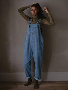 The perfect dungaree to accessorize your everyday life, these relaxed-fit overalls were designed with vintage vibes to be worn all season long. Made from our signature denim, it features adjustable straps and a suuuper comfy, oversized fit. Layer it to perfection with The Oversized Tee or The Chunky Sweater. Our small- The Simple Folk, Witchy Style, Denim Dungaree, Denim Dungarees, Perfect Jeans, Looks Chic, Winter 2023, Chunky Sweater, Mode Inspiration