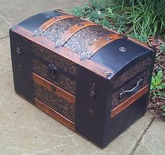 an old trunk is sitting on the sidewalk