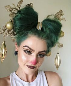 Styled into an oversized green bow, this creative holiday hairstyle is decorated with gold ornaments and leaves for a truly unique look. Ideal for festive events or costume parties, this hairstyle exudes creativity and holiday cheer. Hooville Hair Ideas, Grinch Hair Ideas, Holiday Crazy Hair Day, Easy Whoville Hair, Christmas Crazy Hair Day, Grinch Hair