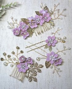 Bridal lavender purple floral rhinestone gem crystal leaf hair comb and hair pins. Wedding silk flower hair accessories.Perfect for brides, bridesmaids or flower girls. This beautiful wedding theme hair comb integrates seamlessly into any hairdo. You can wear it with a high or low bun, or simply place it on the side for more casual yet extravaganza look. Multiple life like velvet blooms and embossed metal leaves decorate each hair comb and pin of this beautiful collection. Flexible wires can be Lavender Flower Wedding, Silk Flower Hair Accessories, Wedding Hair Combs, Flower Wedding Hair, Pearl Bridesmaid Jewelry, Beach Jewelry Boho, Bridal Jewelry Necklace, Purple Bridesmaids, Floral Accessories Hair