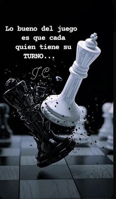 a black and white photo with a chess piece in the middle of it that says, no bueno del jego es que cada que quien time su turno